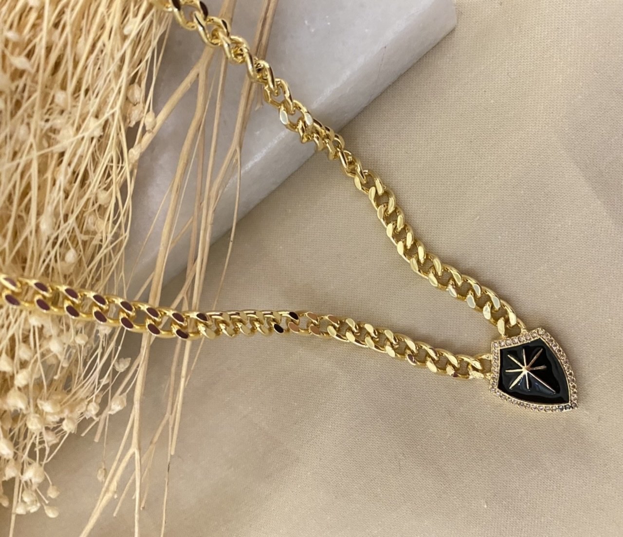 Siyah Mineli Rozet Kolye