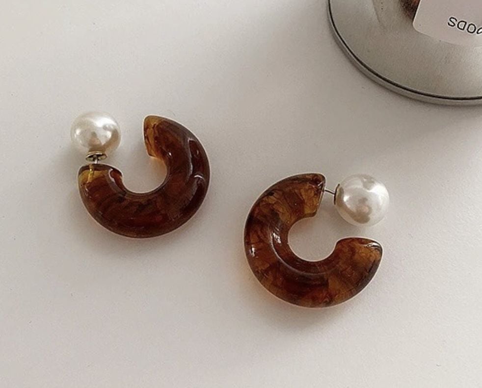 Kahverengi incili kemik küpe