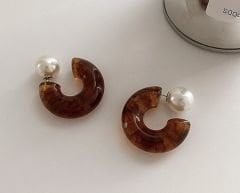 Kahverengi incili kemik küpe