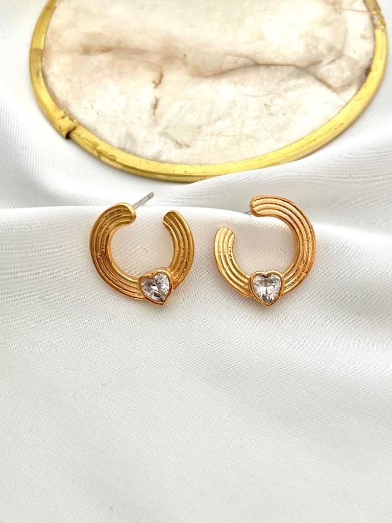 Oval kalp detaylı küpe