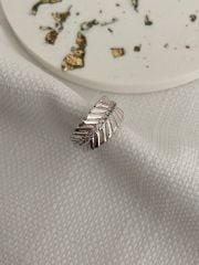 Zirkon taşlı detaylı yaprak earcuff