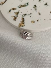 Zirkon taşlı detaylı yaprak earcuff