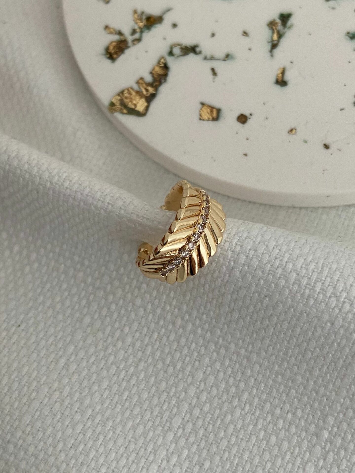 Zirkon taşlı detaylı yaprak earcuff