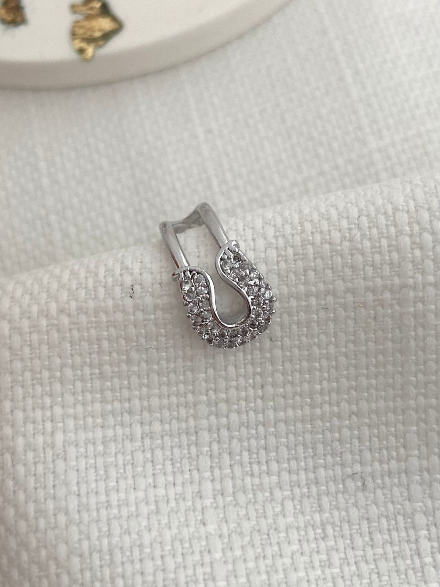 Zirkon taşlı iğne model earcuff