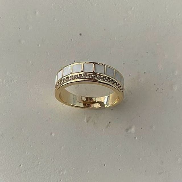 Beyaz mineli yüzük