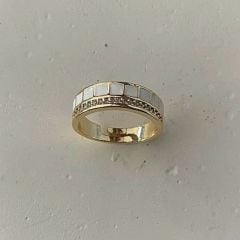 Beyaz mineli yüzük