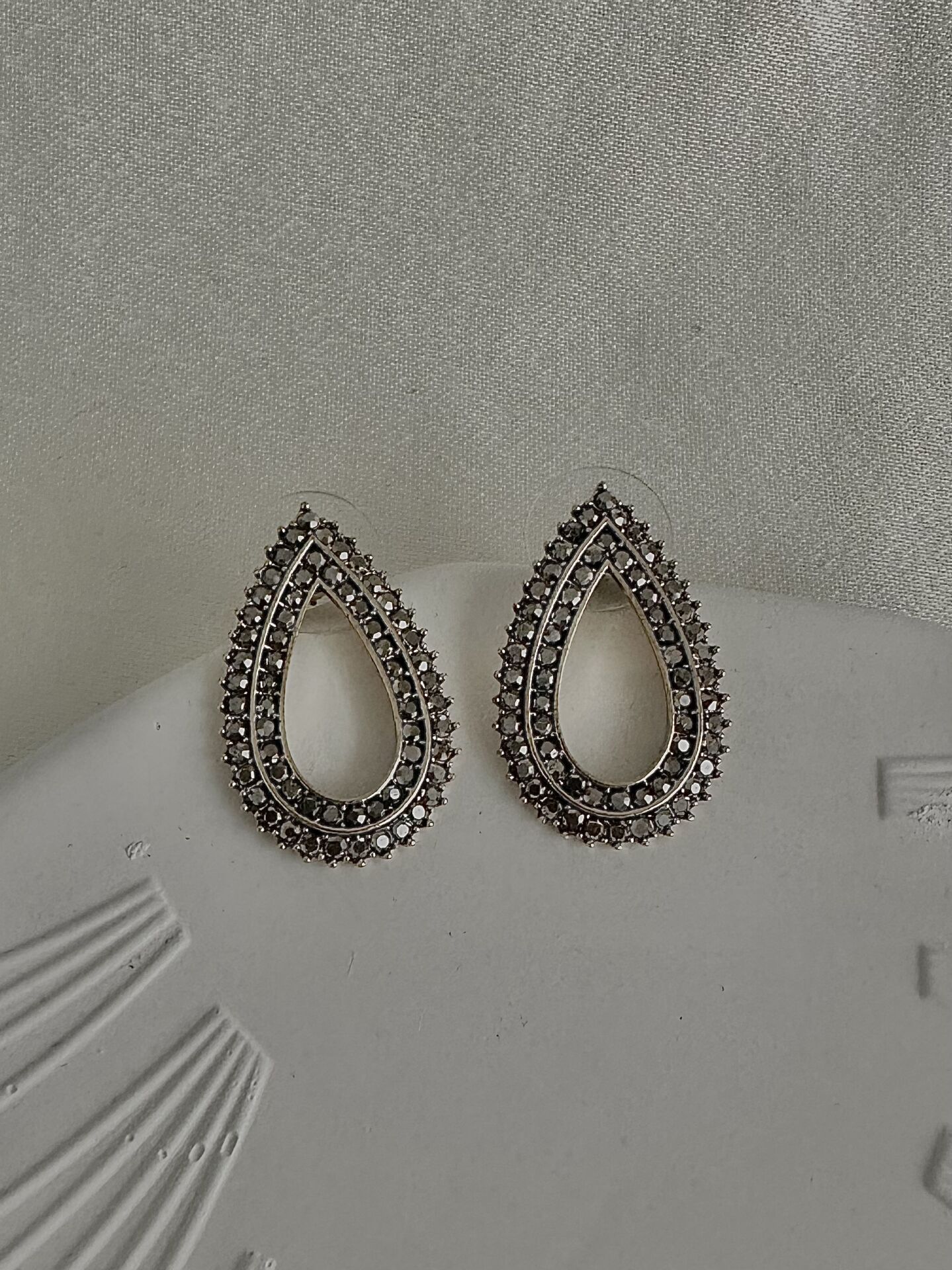 Bronz siyah taşlı damla küpe