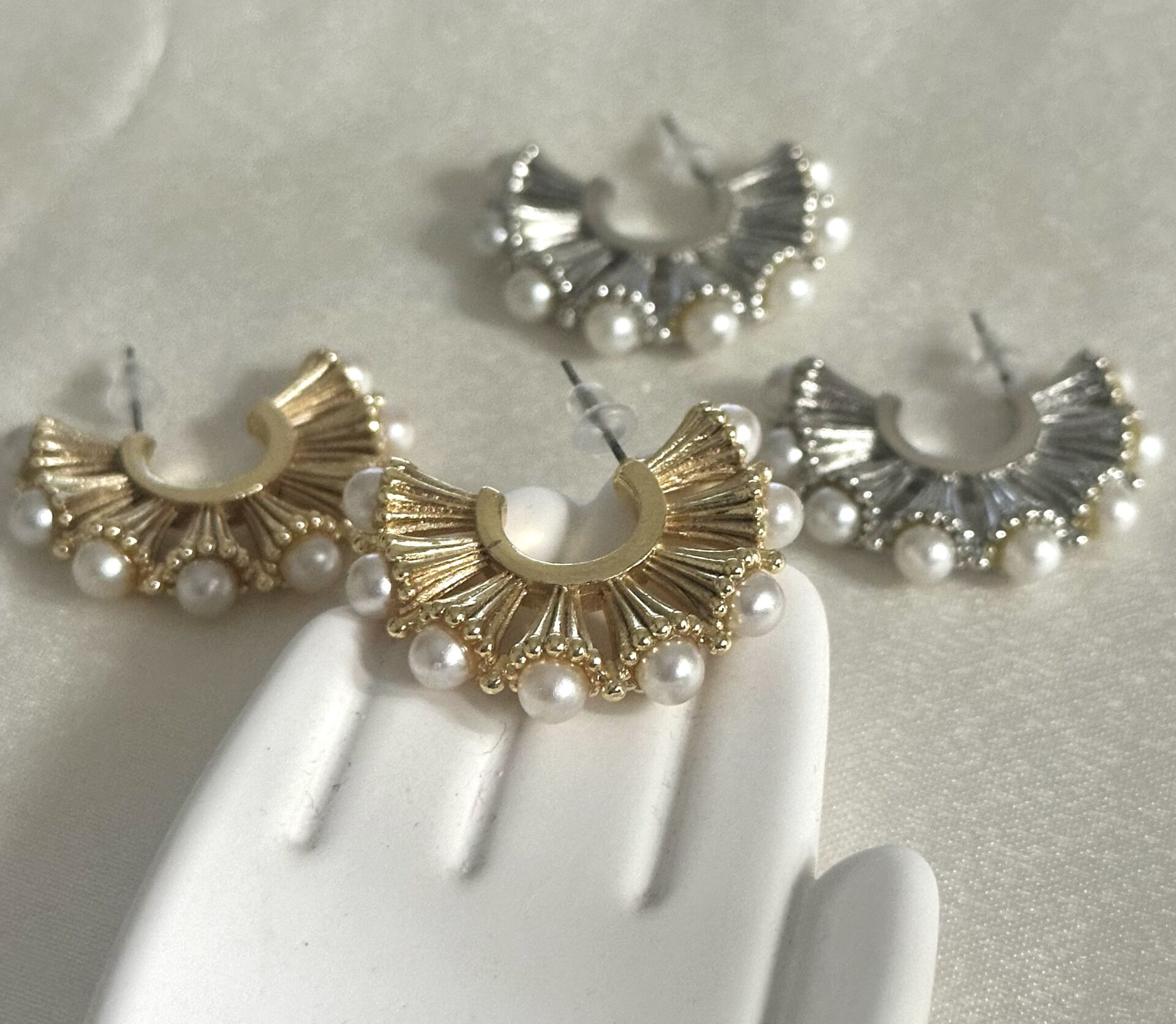 Tasarım incili halka küpe