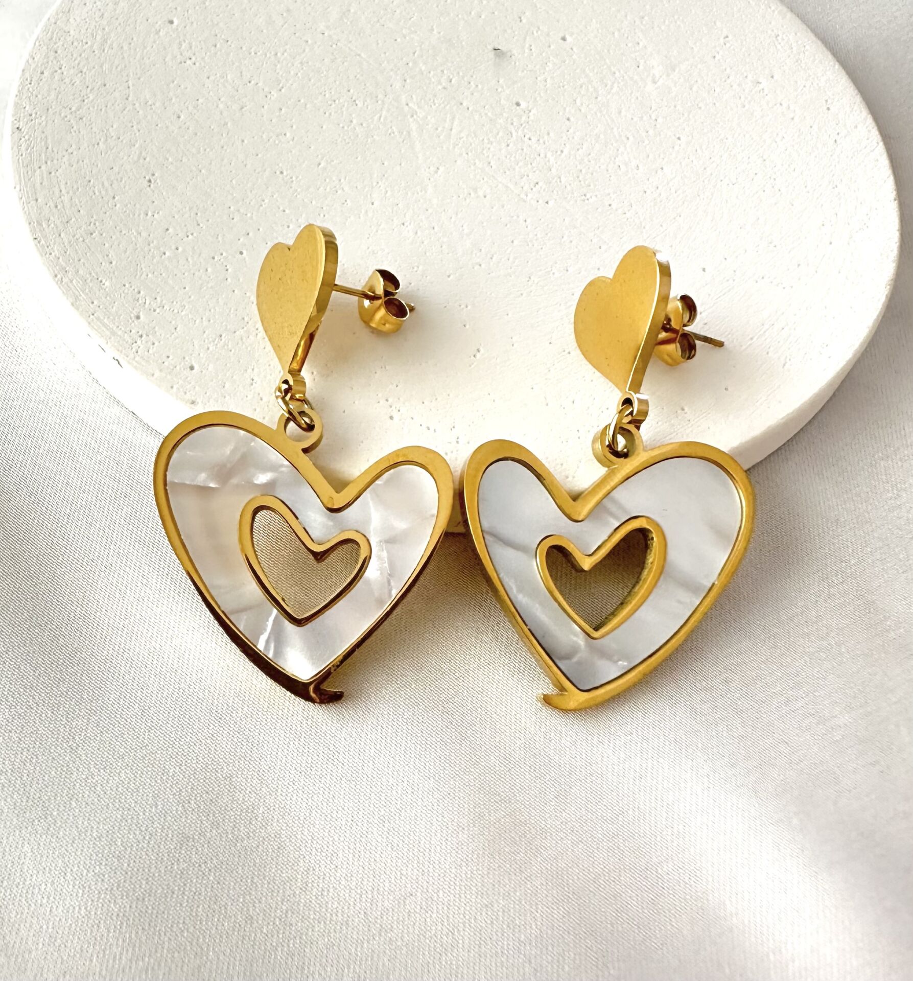 Sedef kalp çelik küpe