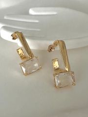 Elmas kesim kare küpe