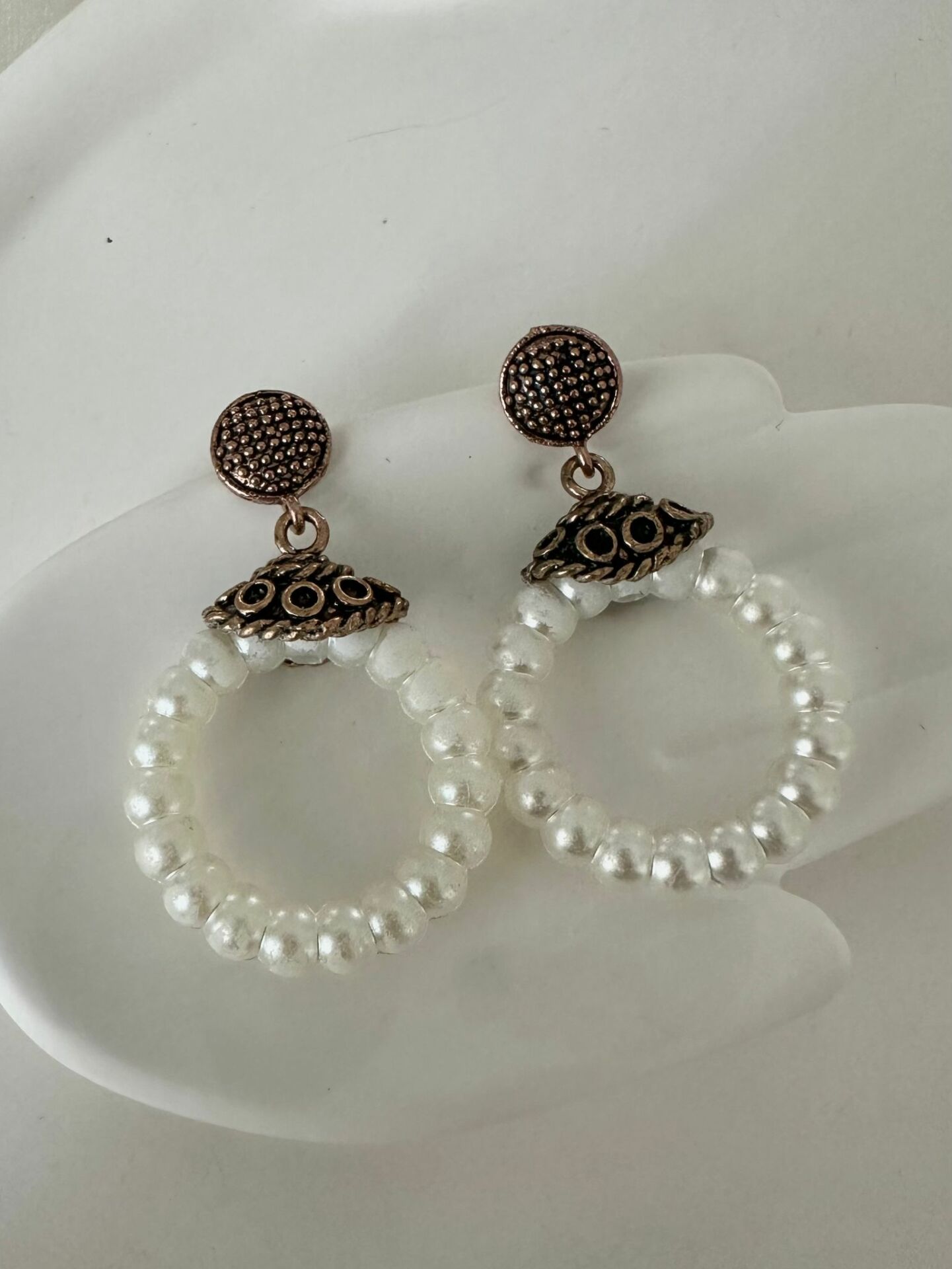 İncili Bronz küpe