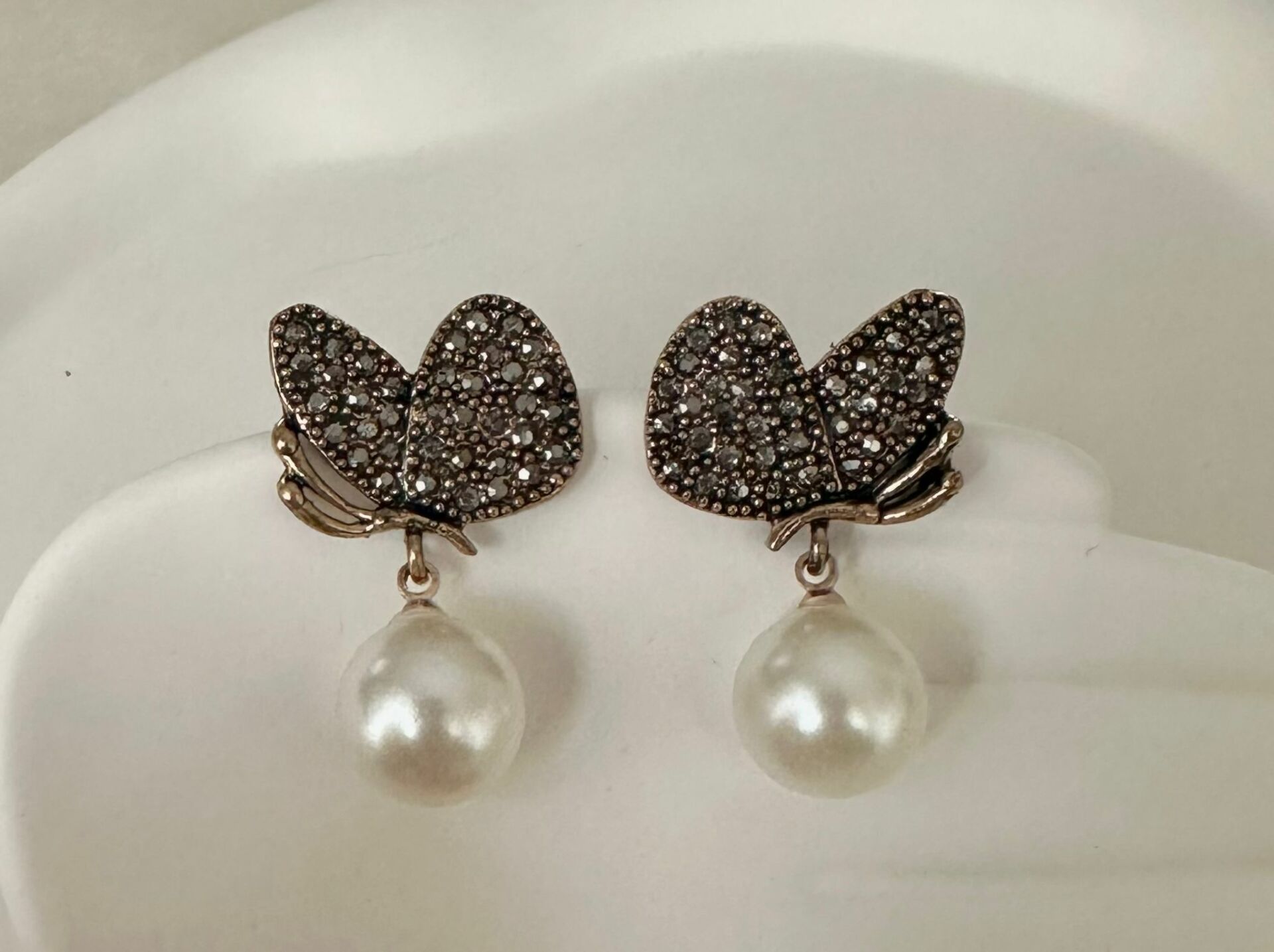 İncili kelebek küpe