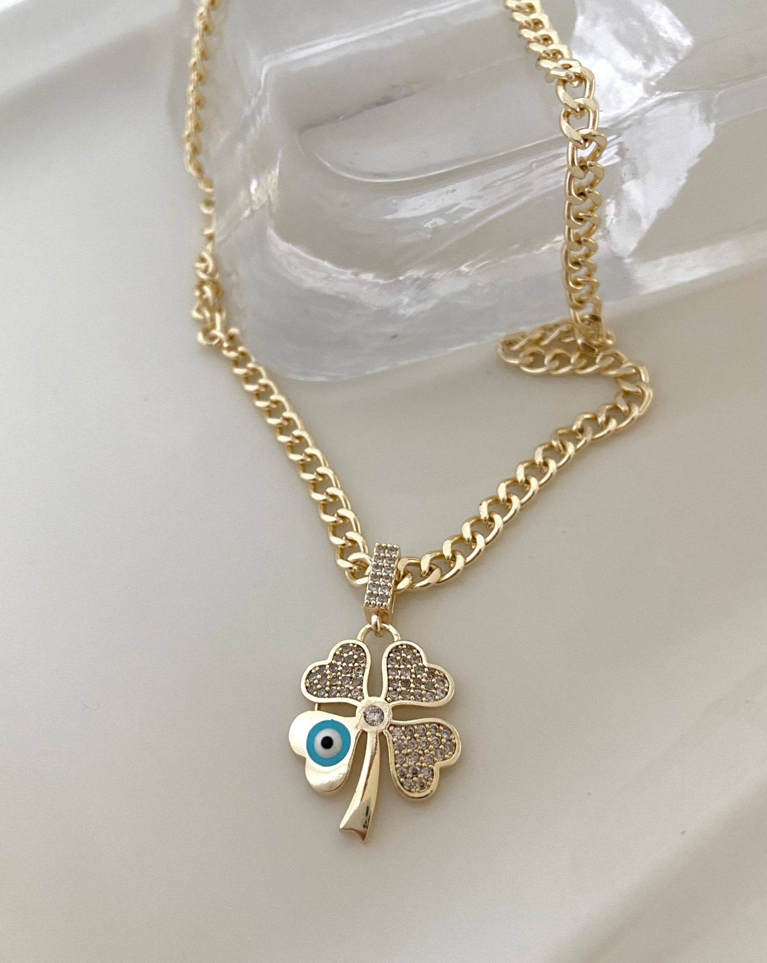 Göz boncuklu, zirkon taşlı  yonca kolye