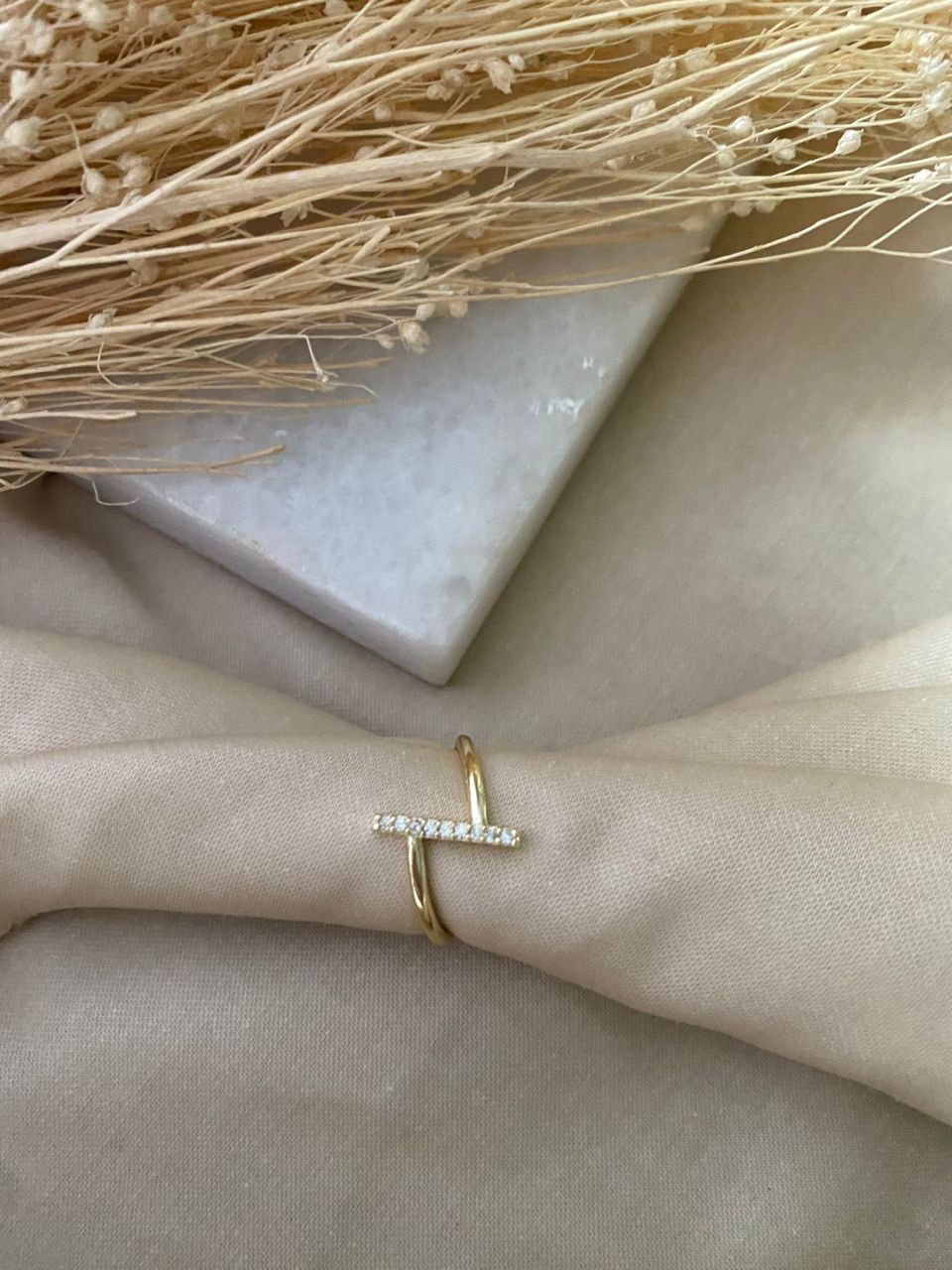 Zirkon taşlı çubuk detaylı yüzük