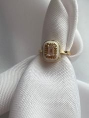 Beyaz şerit detaylı Baget taş yüzük