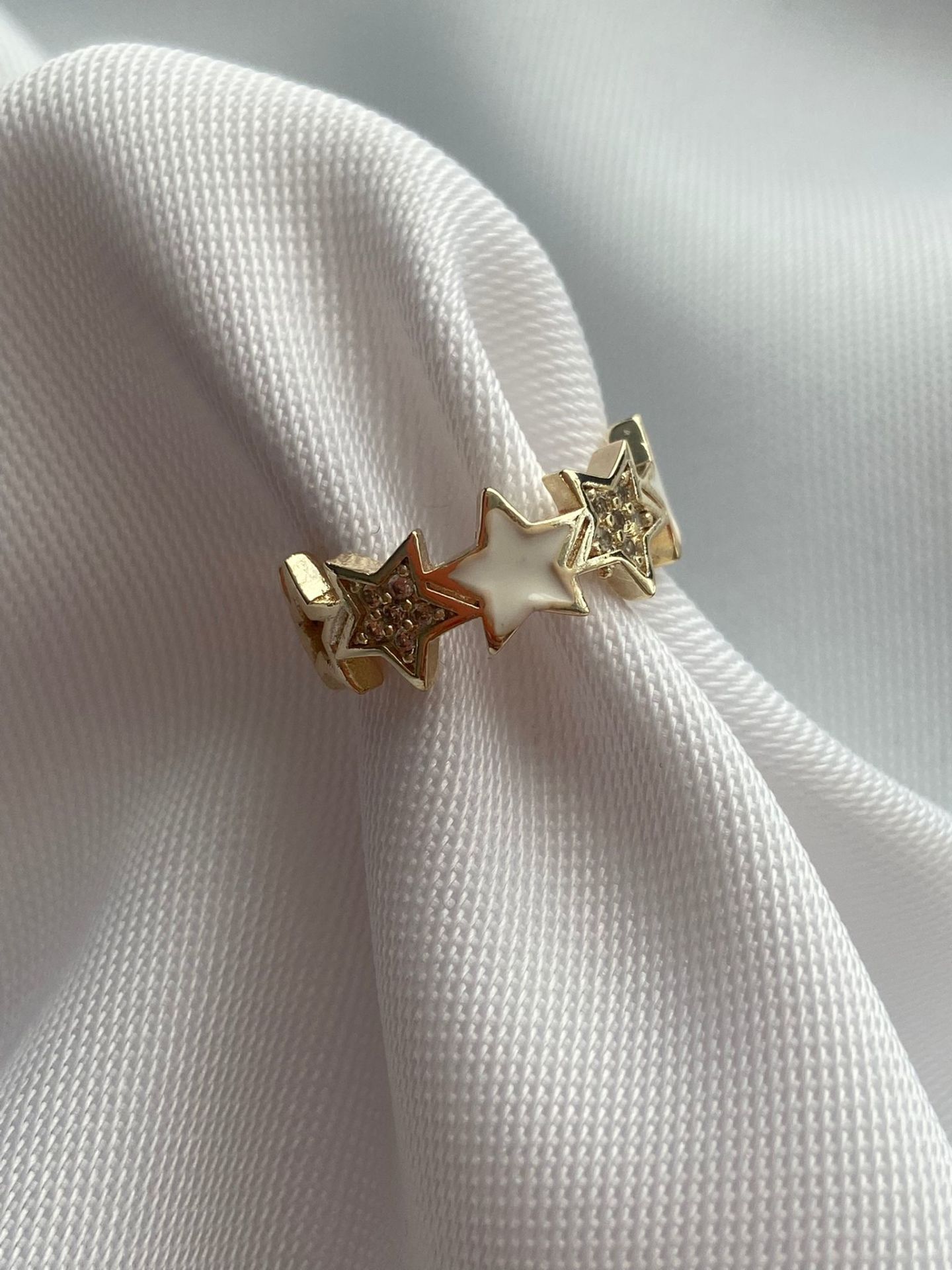 Beyaz mineli yıldız yüzük