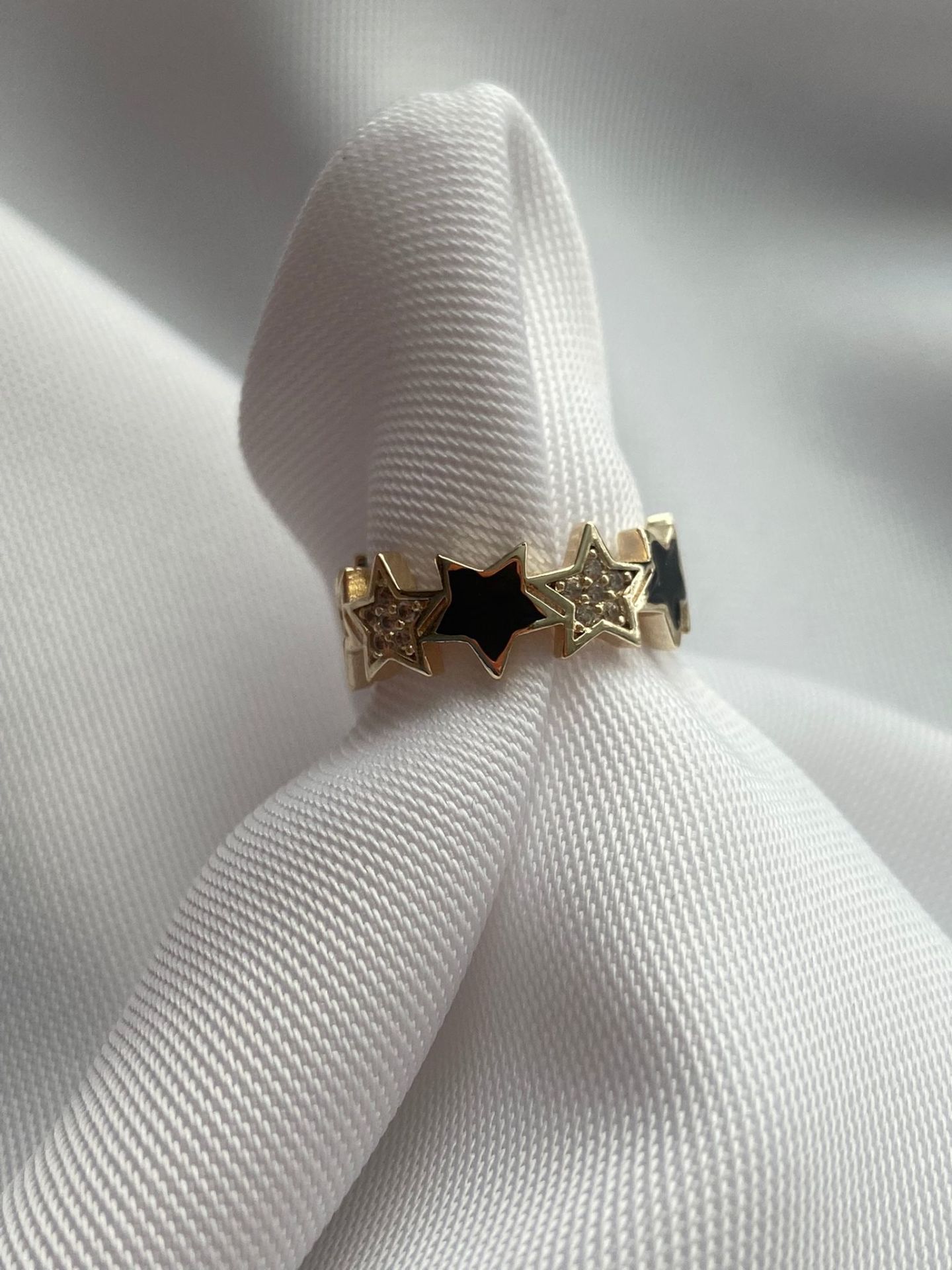 Siyah mineli yıldız yüzük