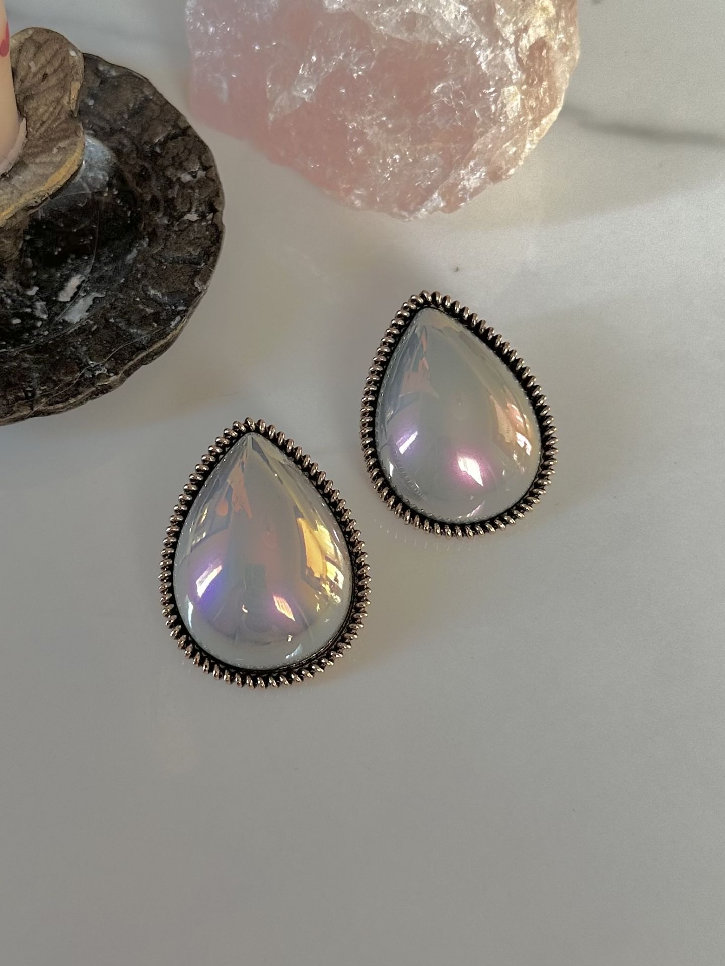 Bronz sedef taşlı yansımalı küpe