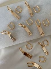 Plaka harf küpe beyaz taşlı